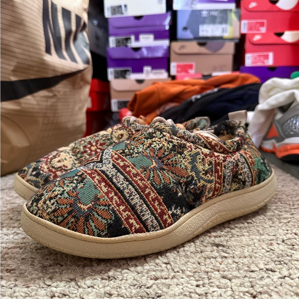 Urban Outfitters Slippers size 9-10